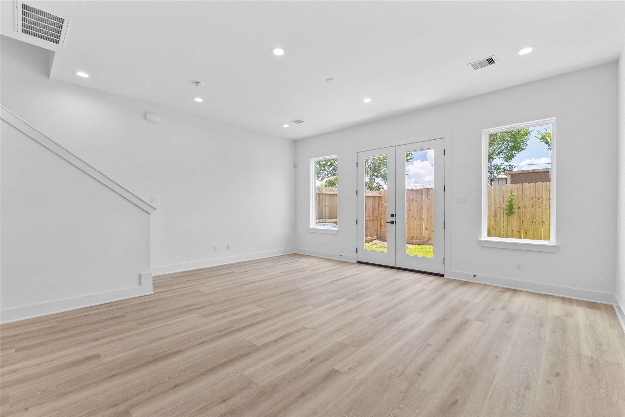 3426 Bolin Road Houston, TX 77092 - Photo 10 of 34 Living area