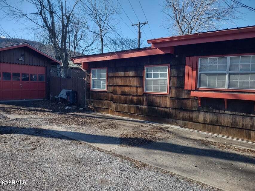 205 Fairview Road Middlesboro, KY 40965 - Photo 2 of 6 20230106174224967837000000-o