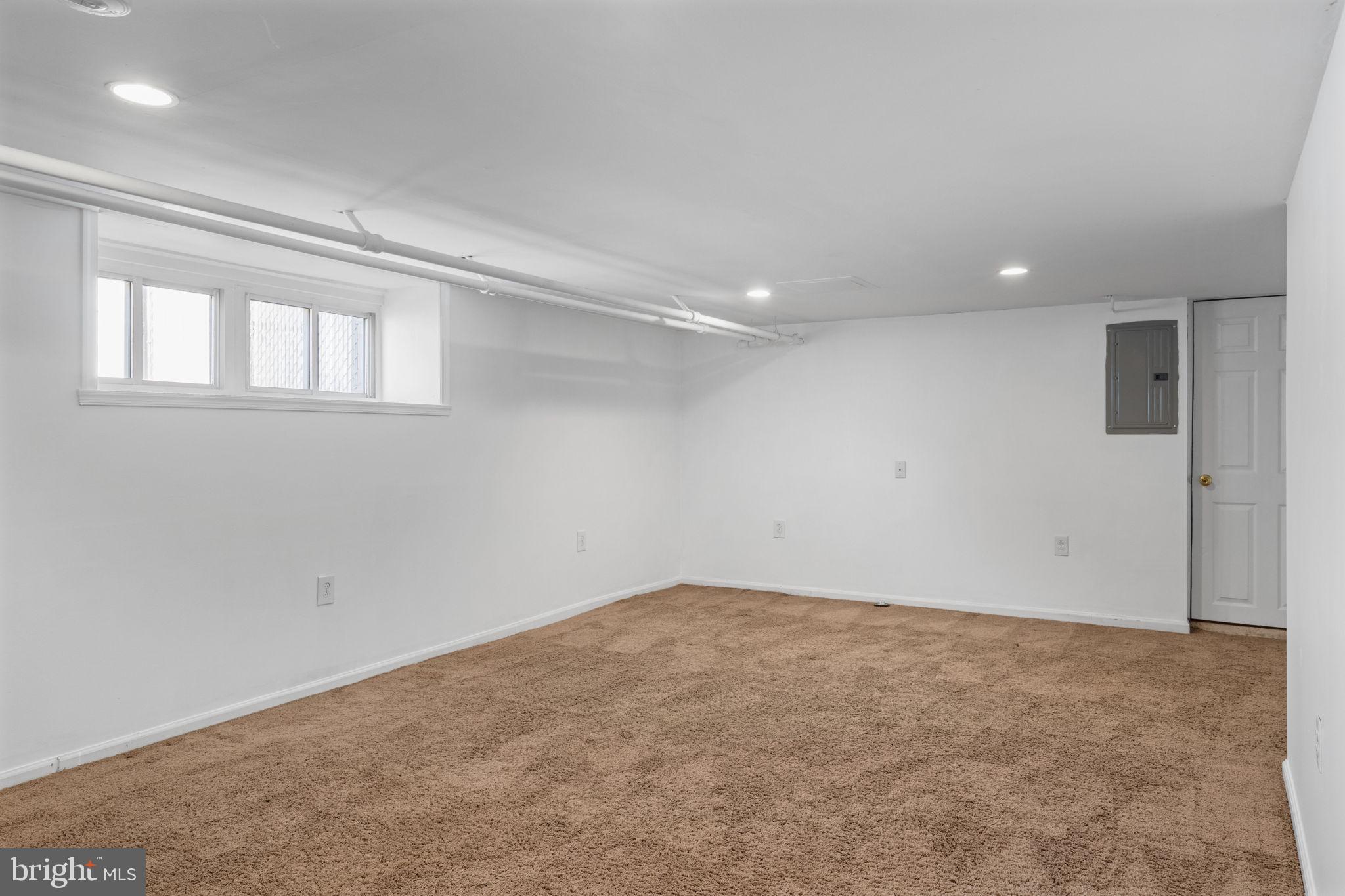264 Pancoast Avenue Springfield, PA 19064 - Photo 29 of 38 an empty room with a natural light