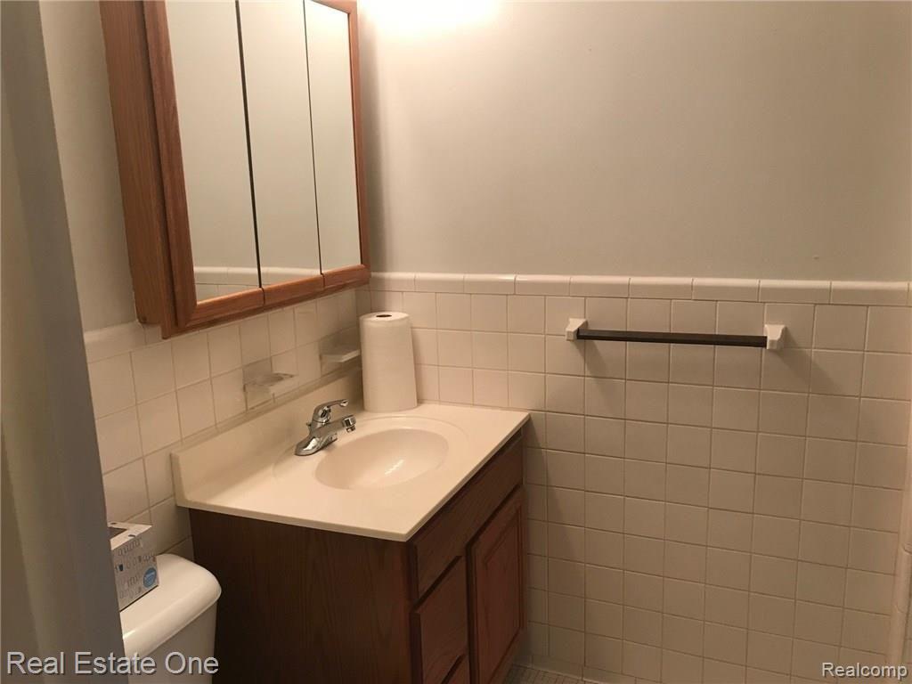 28353 Quail Hollow Road Farmington Hills, MI 48331 - Photo 25 of 31
