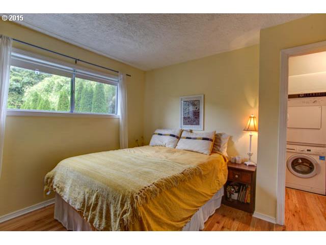 839 Southwest Broadway Drive, Unit 71 Portland, OR 97201 - Photo 10 of 15 a bedroom with a bed and a window