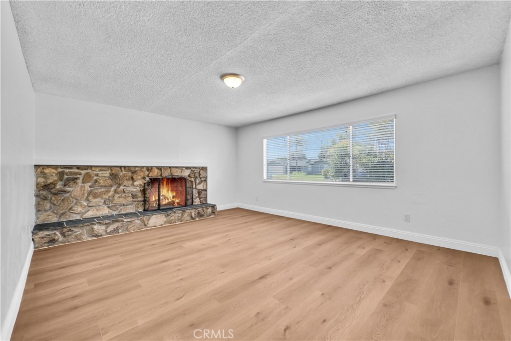 553 East Home Street Rialto, CA 92376 - Photo 5 of 26 Living room