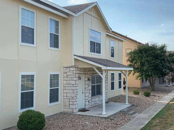 $1,500 | 2318 Sailing Way, Kerrville, TX 78028