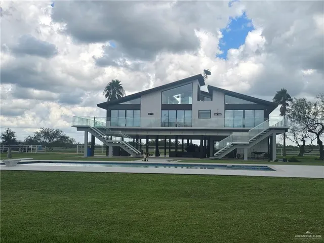 a view of house with front yard