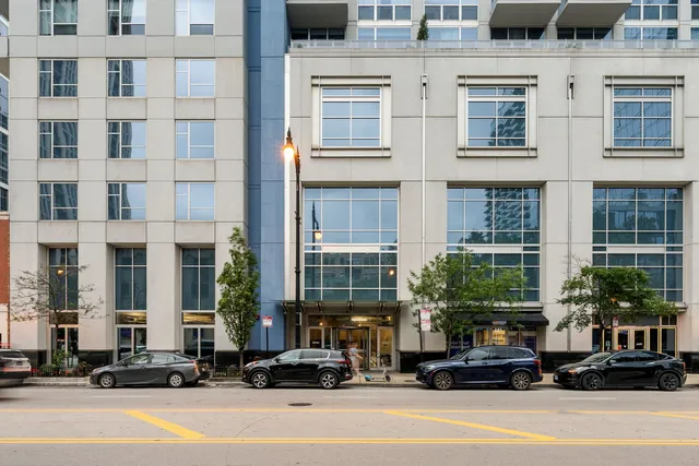 a building that has a lots of windows on it