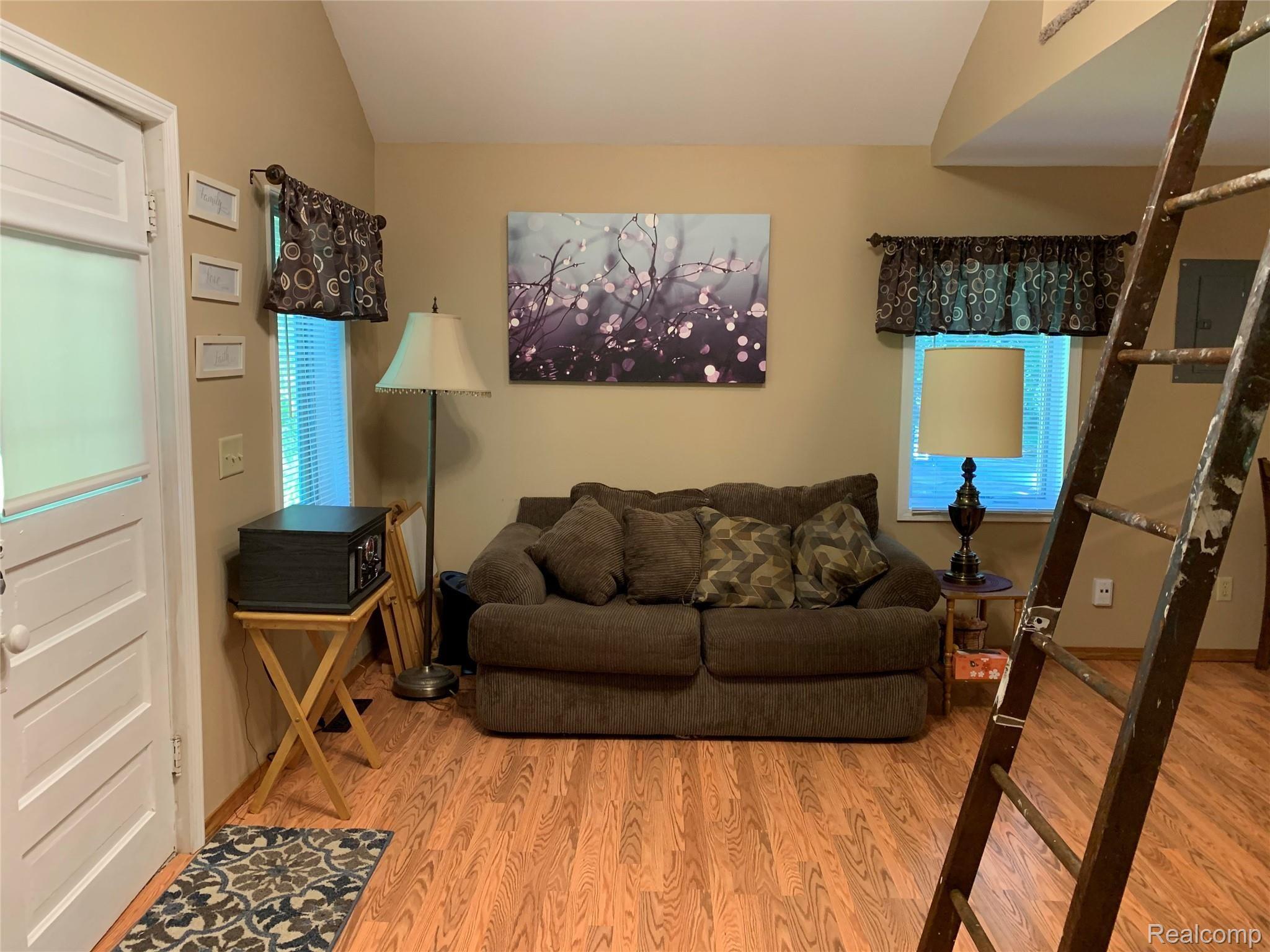 6315 Fort Road Birch Run, MI 48415 - Photo 8 of 26 Living Room 2 - Copy (2).JPG