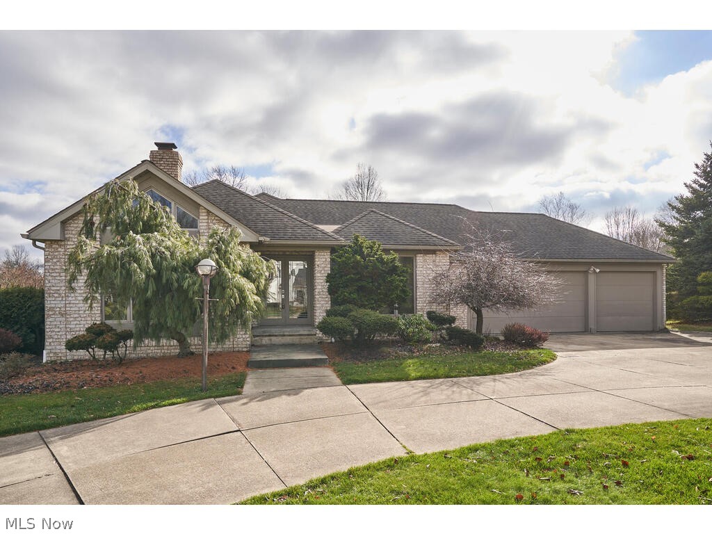 Welcome to 875 Hunter Ridge Circle Fairlawn OH 44333. This is a mostly brick home located in Ridgewood Lakes.