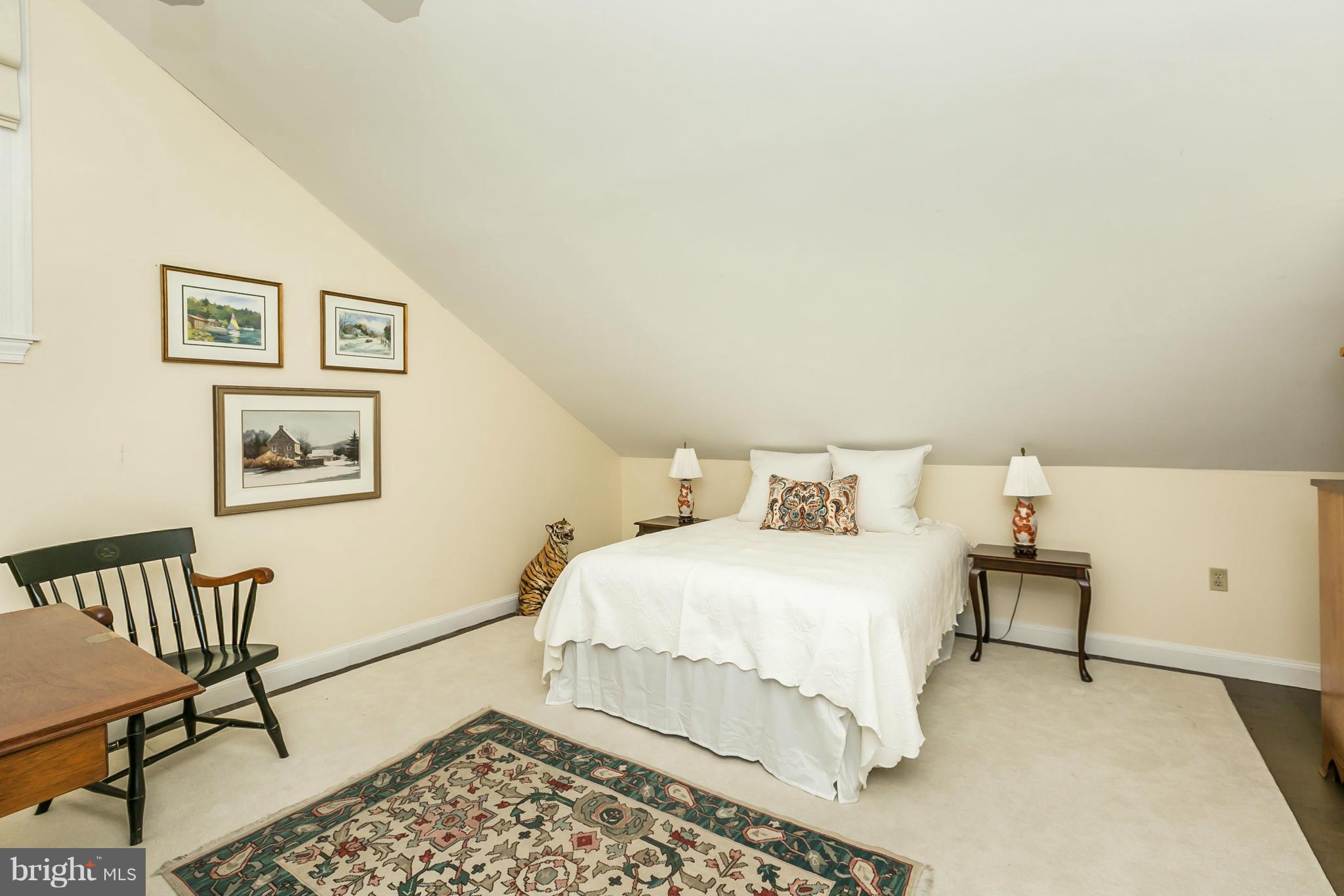 109 Charlesbrooke Road Baltimore, MD 21212 - Photo 20 of 30 a bedroom with a bed and a table in it