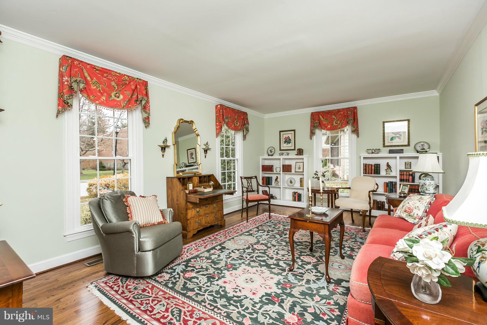 109 Charlesbrooke Road Baltimore, MD 21212 - Photo 6 of 30 a living room with furniture and a rug