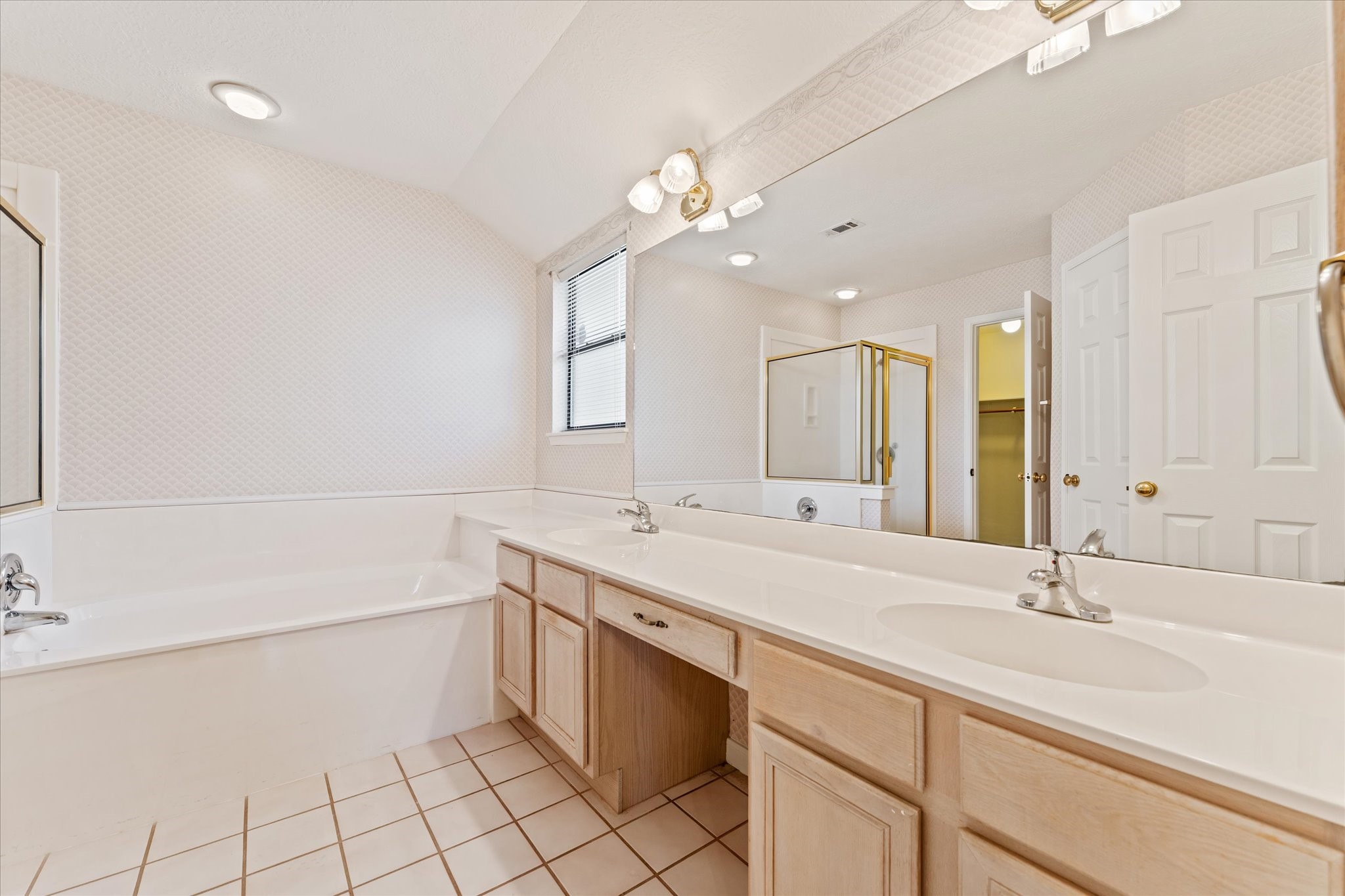 215 Deep Dale Lane Conroe, TX 77304 - Photo 21 of 34 Two sinks and plenty of counterspace here!