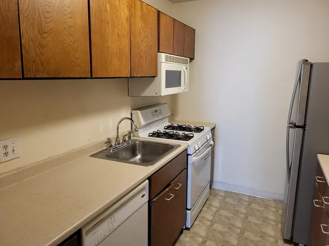 $2,600 | 33 Pond Avenue, Unit 301, Brookline, MA 02445