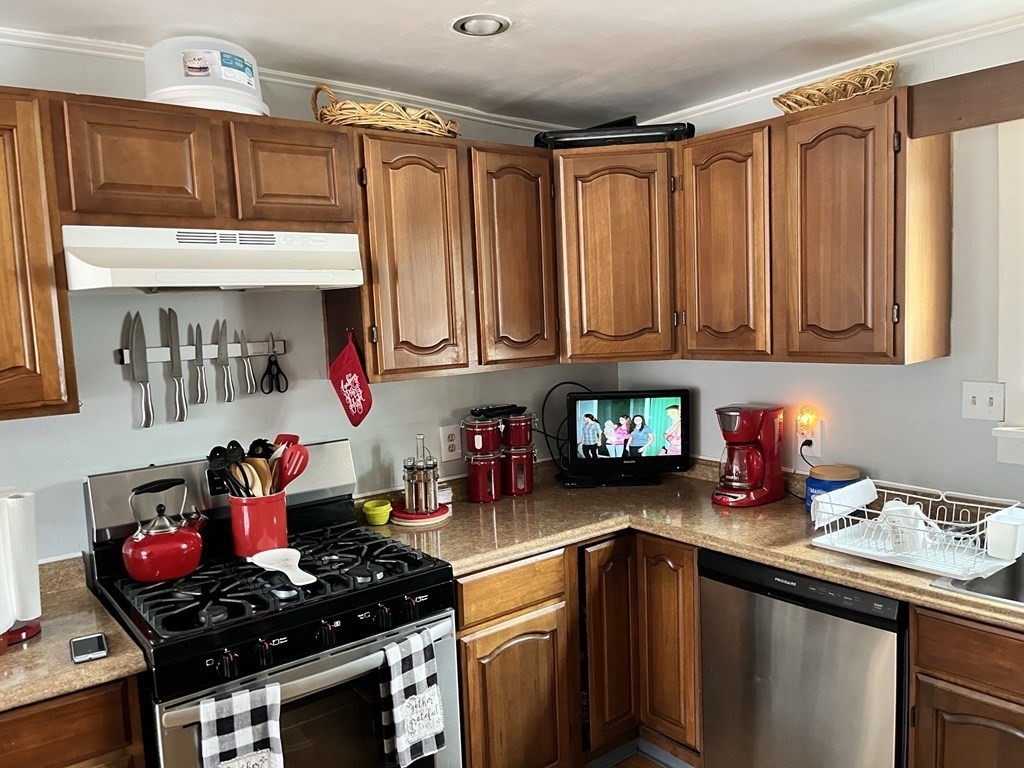 295 Maple Street Lynn, MA 01904 - Photo 6 of 33