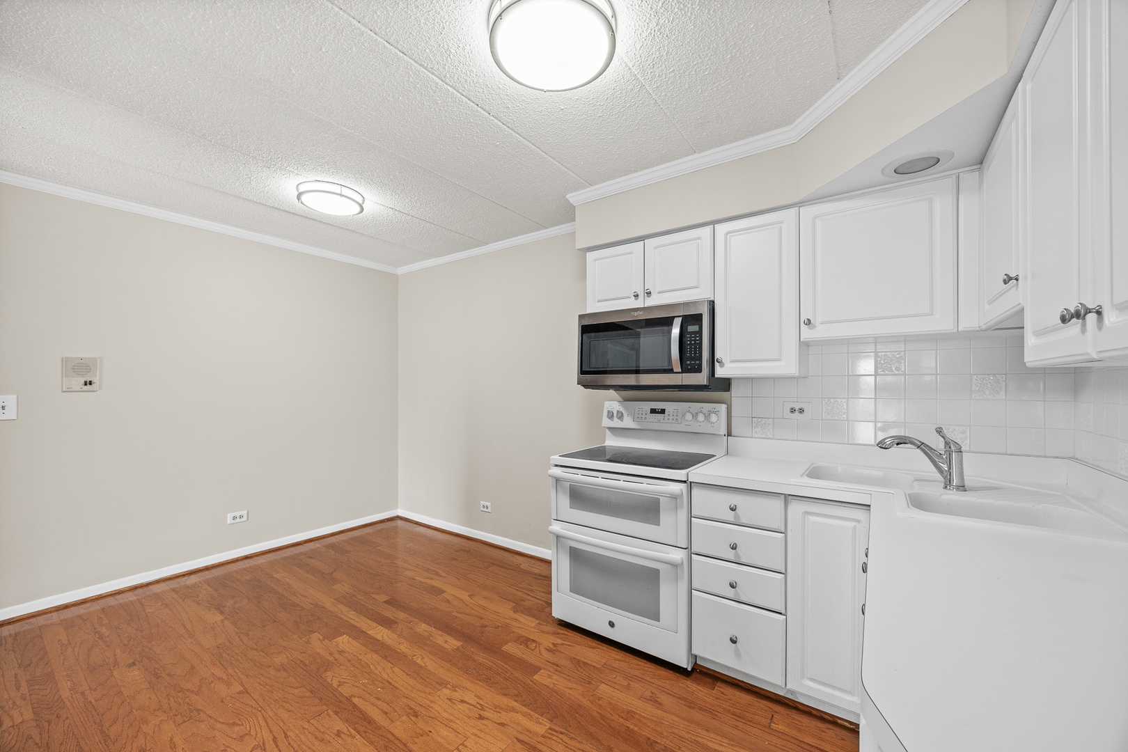 513 Timber Ridge Drive, Unit 308 Carol Stream, IL 60188 - Photo 4 of 15 Gallery Image 4