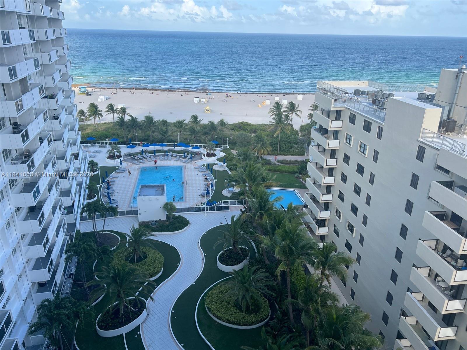 100 Lincoln Road, Unit 1419 Miami Beach, FL 33139 - Photo 7 of 57 a balcony with lots of counter top space