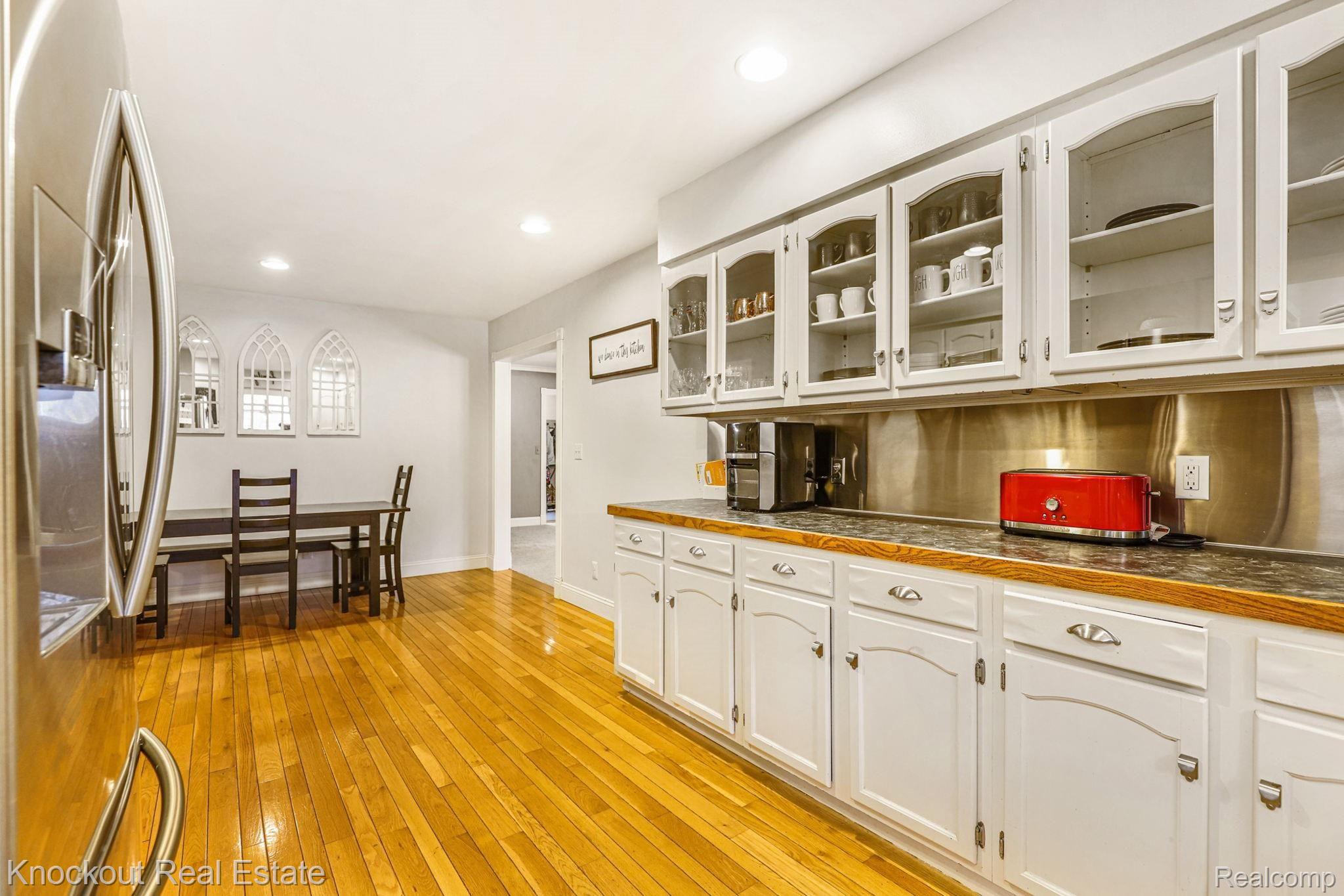 10-web-or-mls-5930 Murphy Lake Millington - 10.jpg