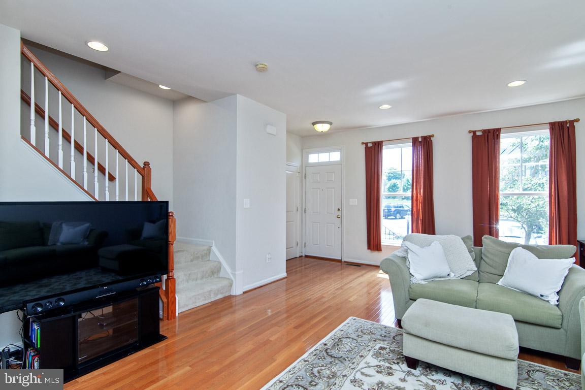 9079 Ribbon Falls Loop Bristow, VA 20136 - Photo 2 of 22 Living Room