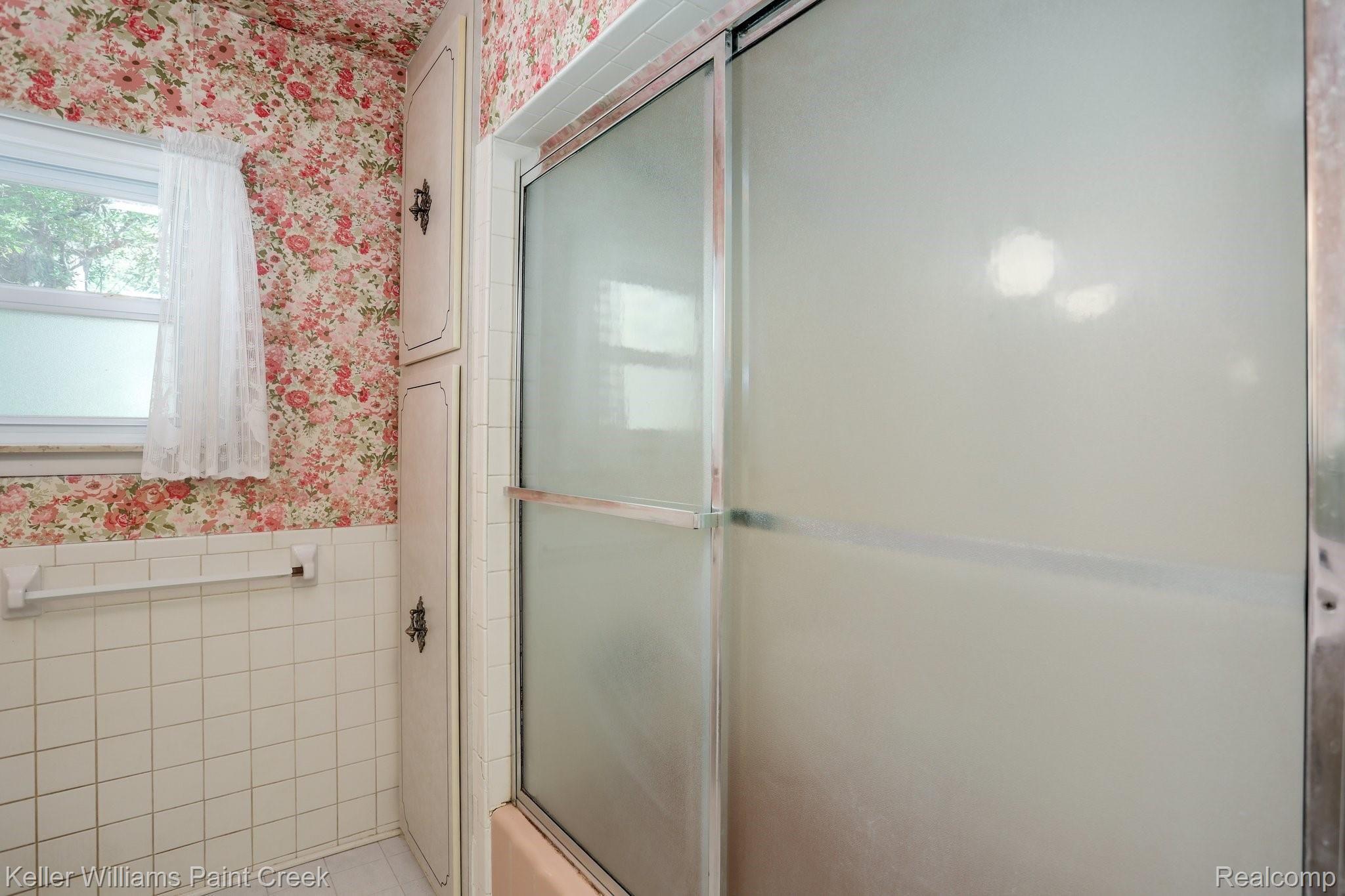 3201 Grant Road Rochester, MI 48309 - Photo 9 of 16 Bath offers great storage with additional built-in linen closet.