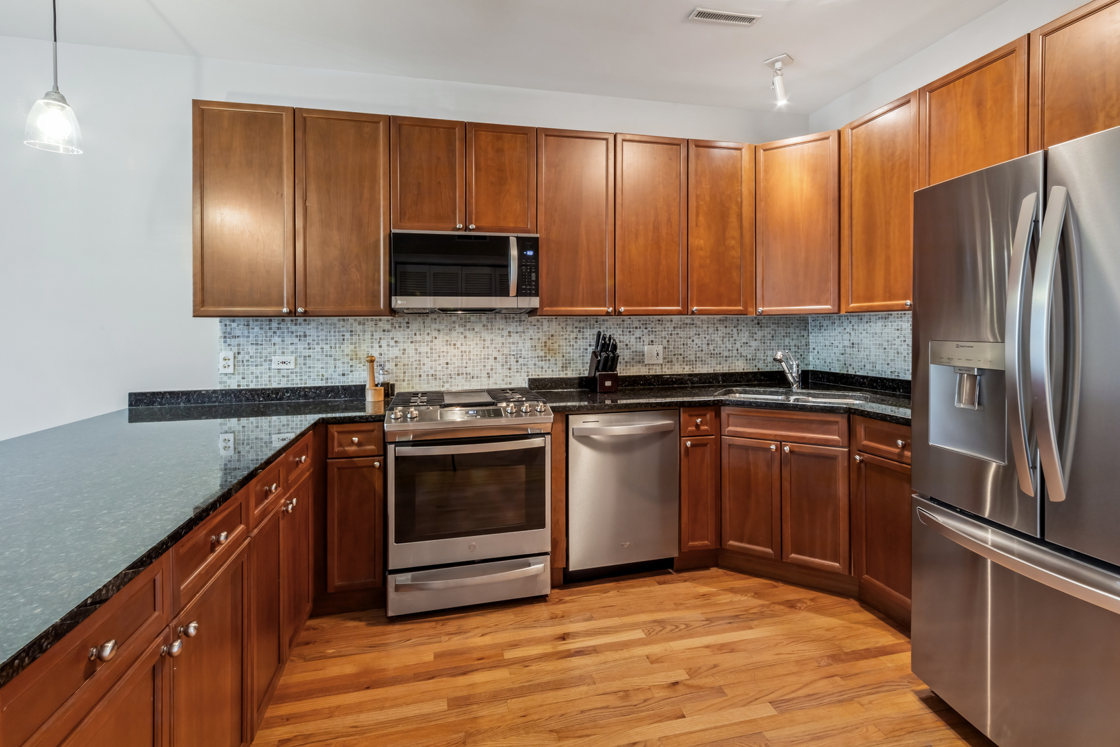 1807 West Addison Street, Unit 2E Chicago, IL 60613 - Photo 11 of 21 Gallery Image 11