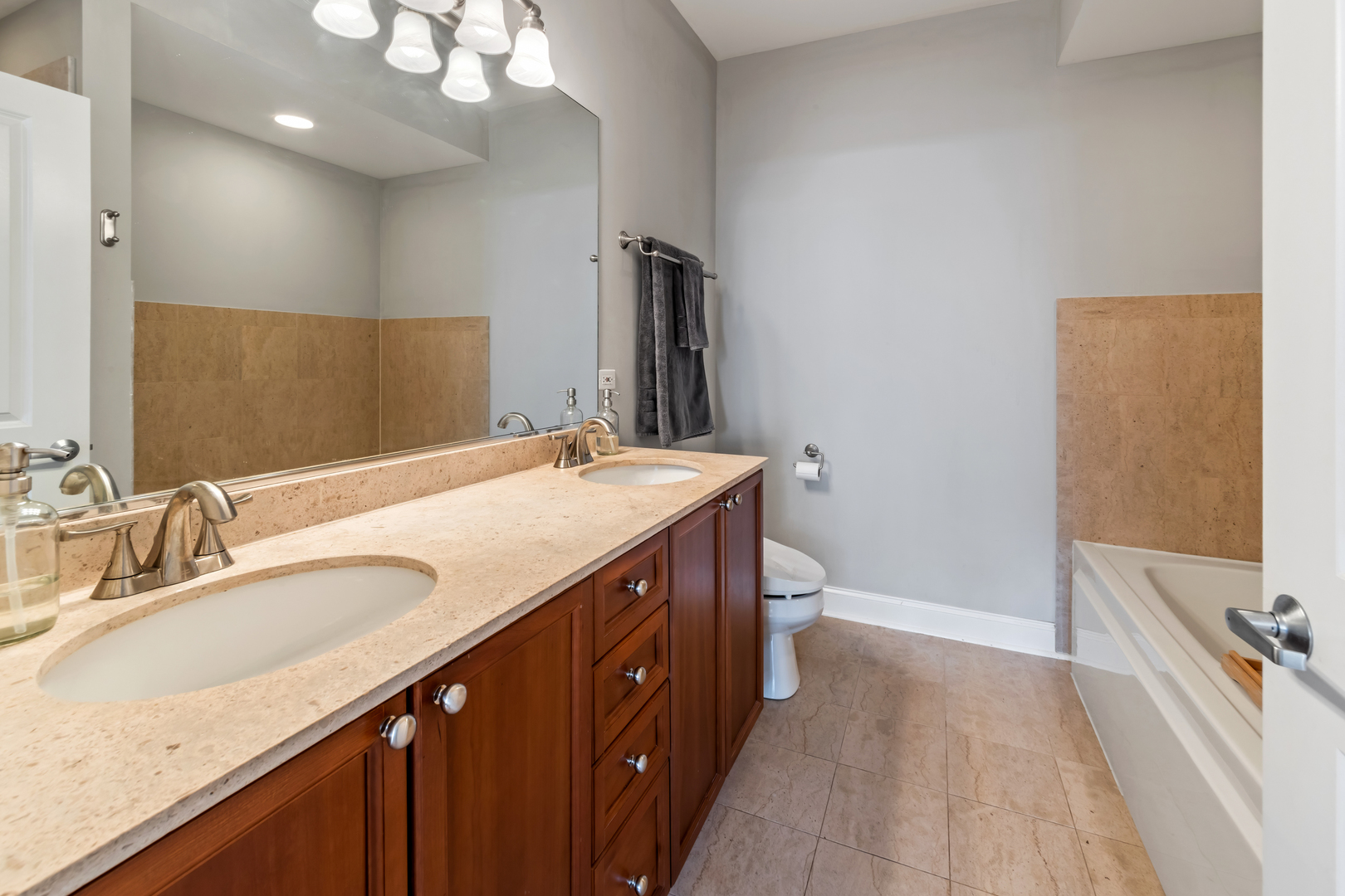 1807 West Addison Street, Unit 2E Chicago, IL 60613 - Photo 17 of 21 Gallery Image 17