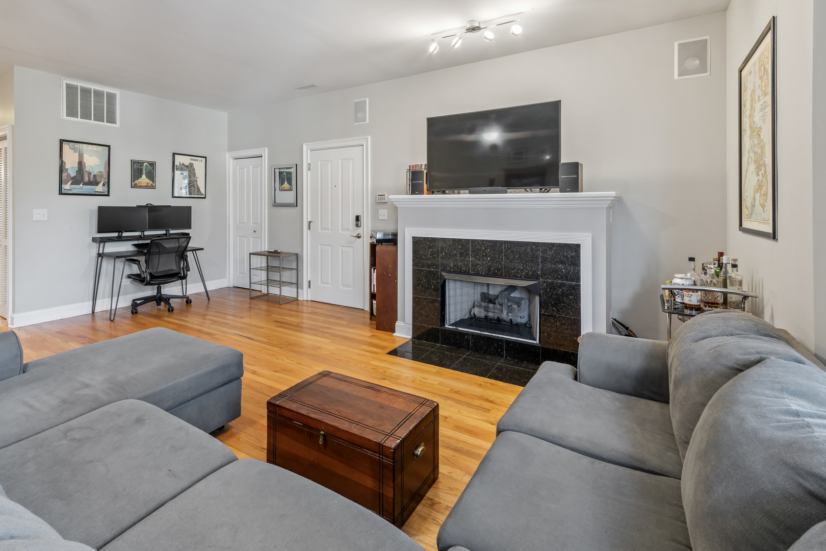 1807 West Addison Street, Unit 2E Chicago, IL 60613 - Photo 5 of 21 Gallery Image 5