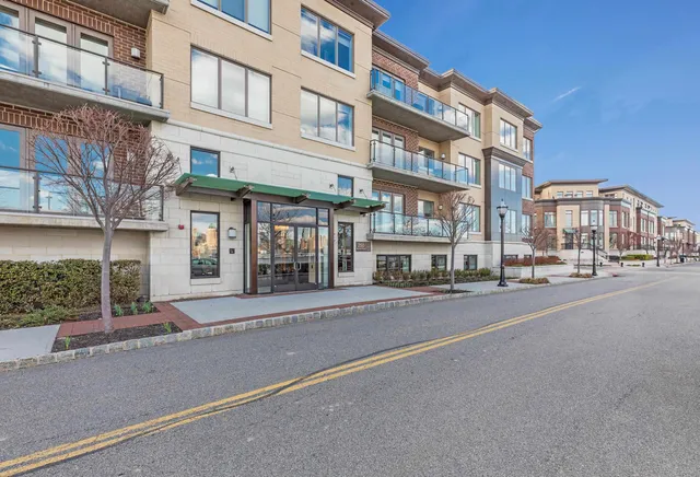 $918,000 | 250 Henley Place, Unit 206, Weehawken, NJ 07086