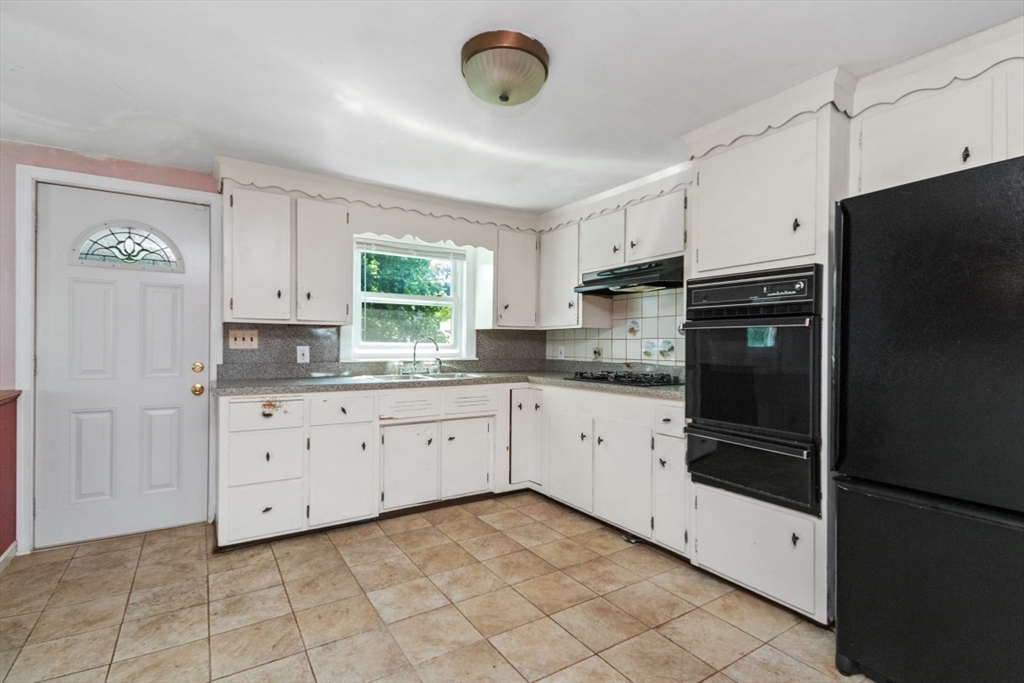 14 Valley Road Boston, MA 02124 - Photo 4 of 34