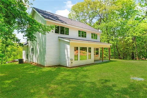 a view of a house with backyard and garden