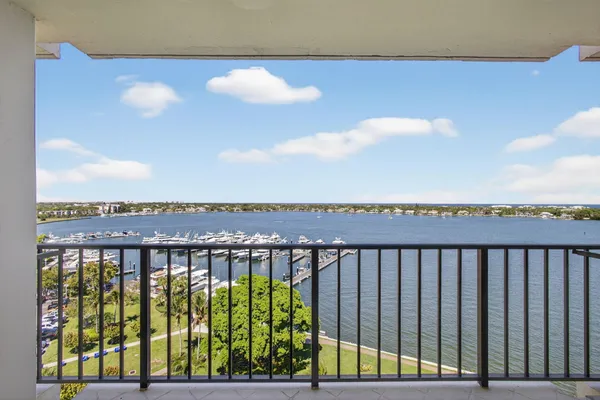 $2,750 | 134 Lakeshore Drive, Unit T14, North Palm Beach, FL 33408