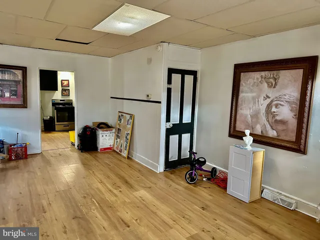 a view of a livingroom with workspace and a workspace