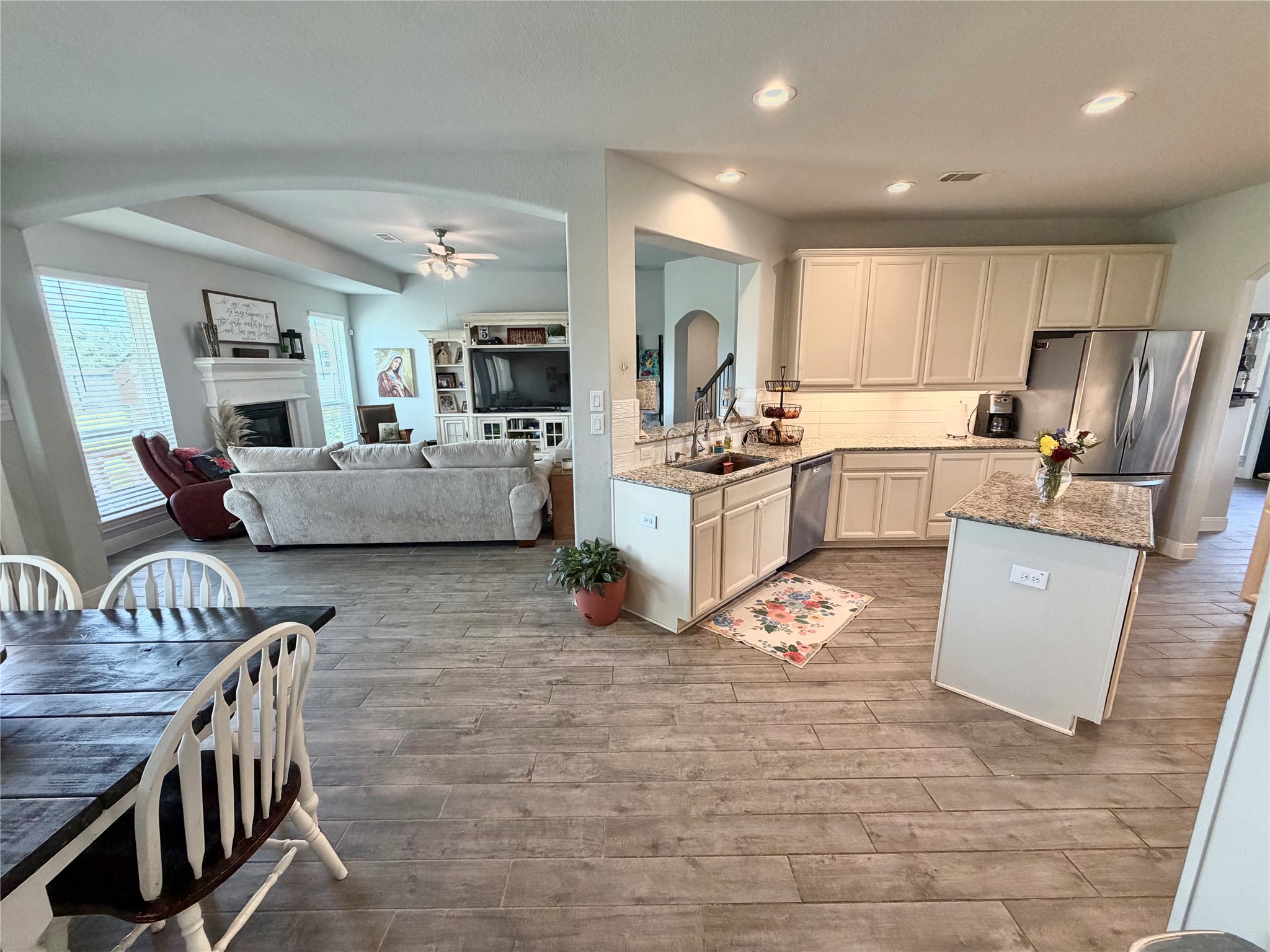 1217 Laurel Loop Angleton, TX 77515 - Photo 18 of 50
