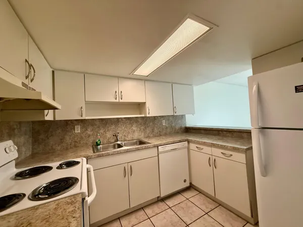 $3,075 | 323 Gulfstream Road, Dania Beach, FL 33004