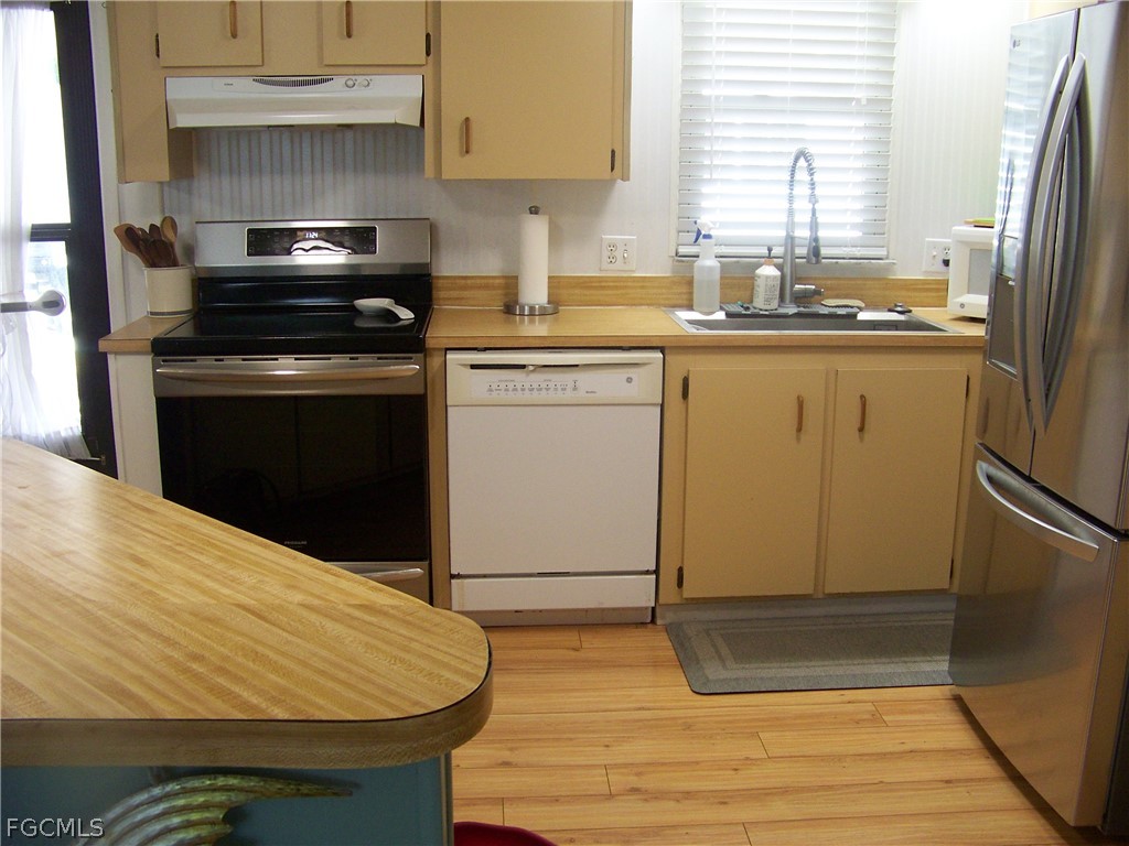 15550 Burnt Store Road, Unit 72 Punta Gorda, FL 33955 - Photo 16 of 50 a kitchen with a stove and a refrigerator