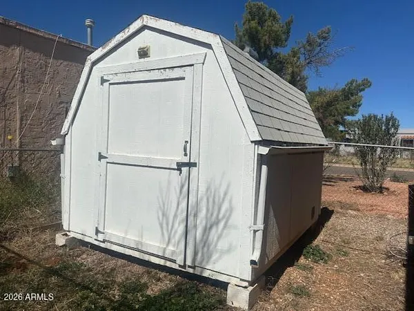 a view of a house with backyard