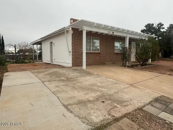 a view of backyard of the house