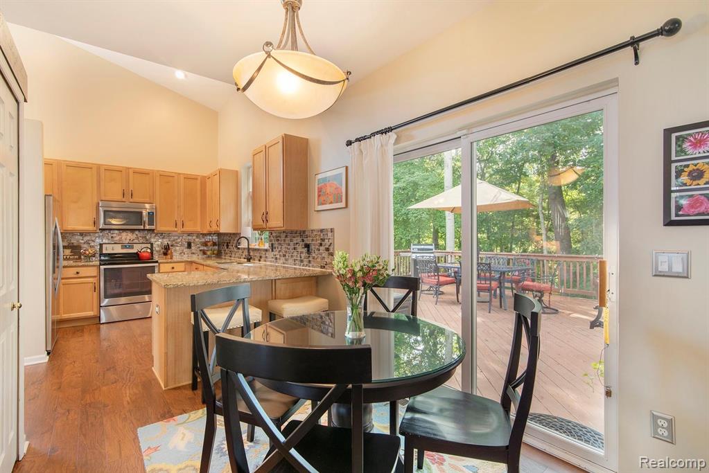 2524 Ravine Side North Howell, MI 48843 - Photo 14 of 31