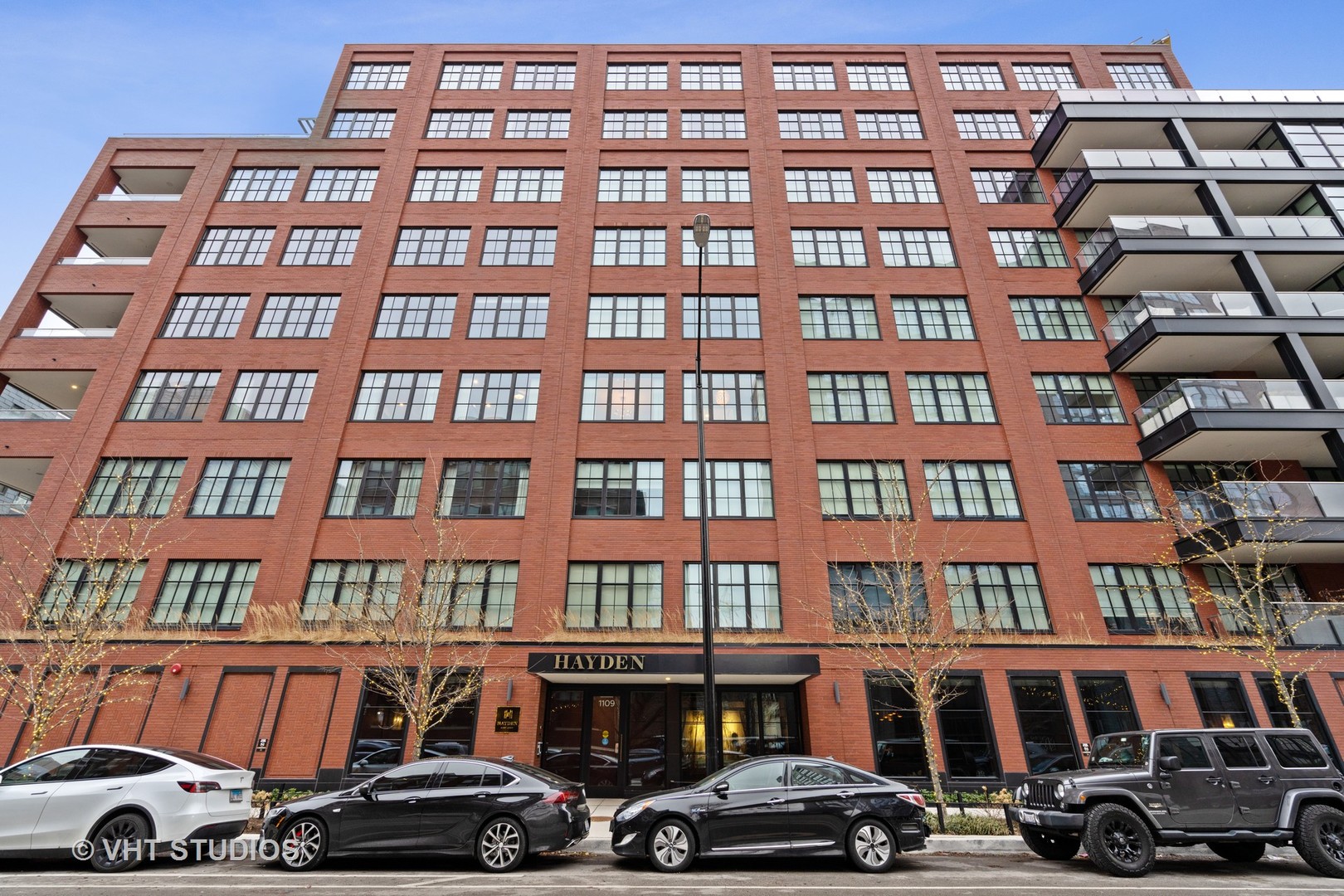 1109 West Washington Boulevard, Unit 4B Chicago, IL 60607 - Photo 2 of 6 a couple of cars parked in front of a building