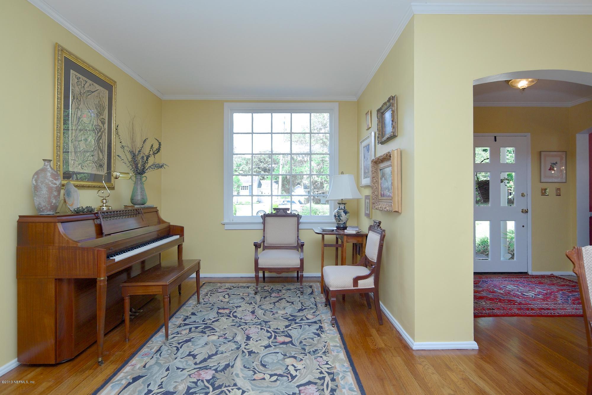 1138 Greenridge Road Jacksonville, FL 32207 - Photo 9 of 36 a living room with furniture and a window