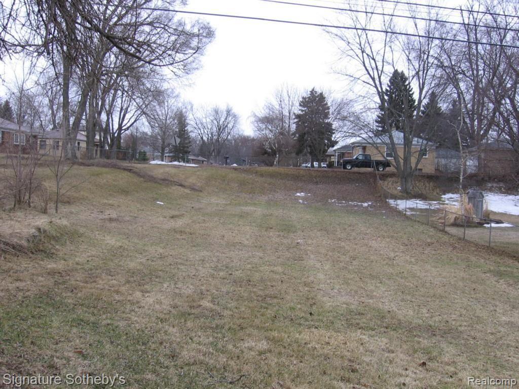 4955 Hatchery Road Waterford, MI 48329 - Photo 17 of 20 Large Back Yard
