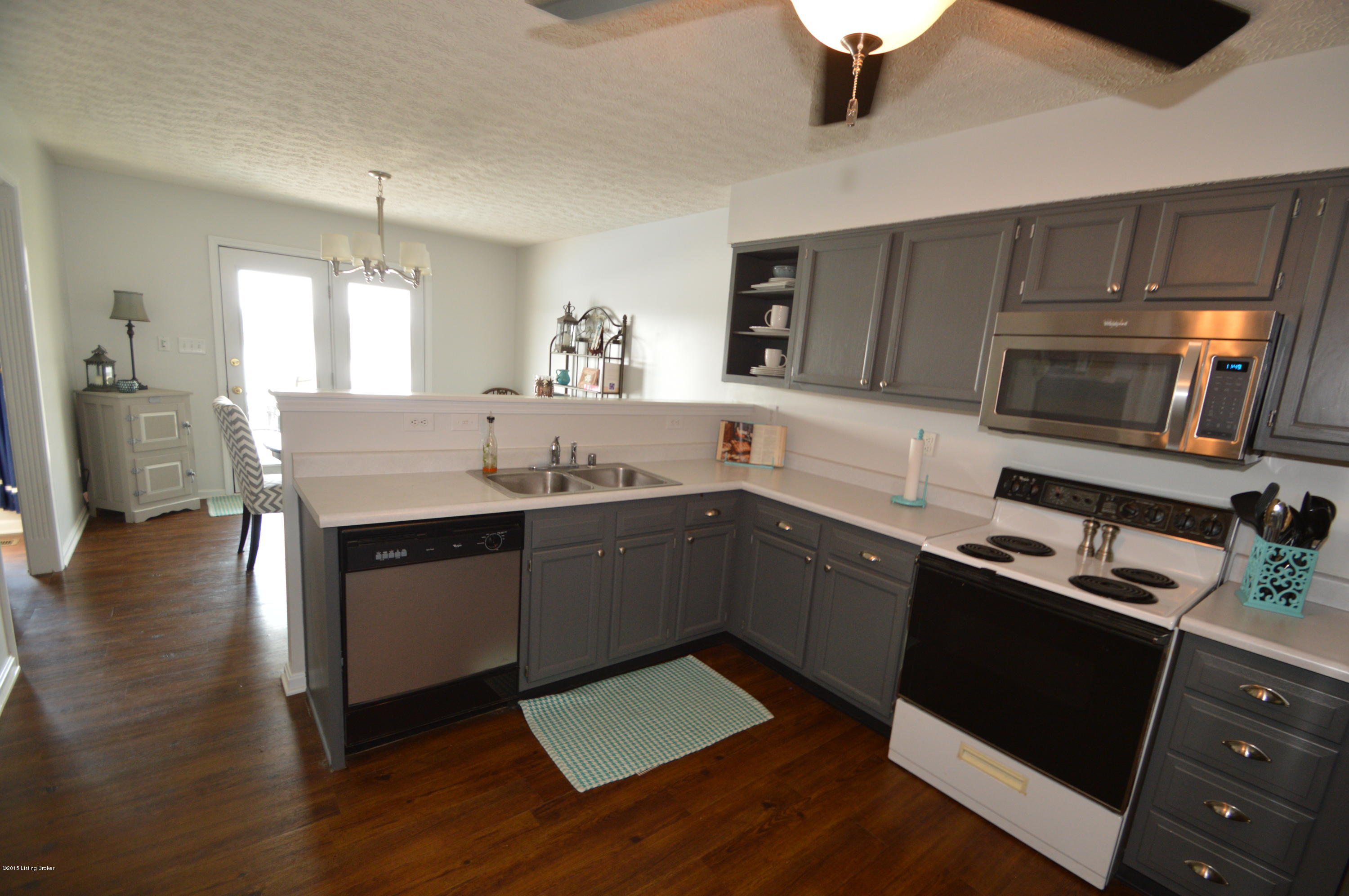 What a beautiful Kitchen with lots of room for the cook in the family.