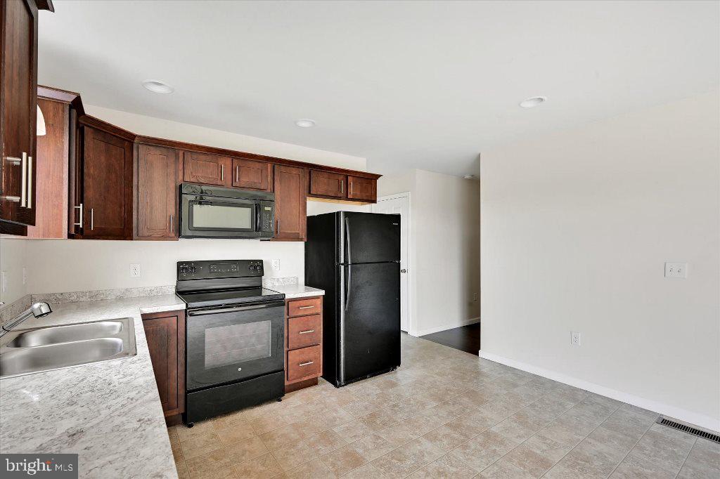 75 Ryan Lane Mount Wolf, PA 17347 - Photo 7 of 28