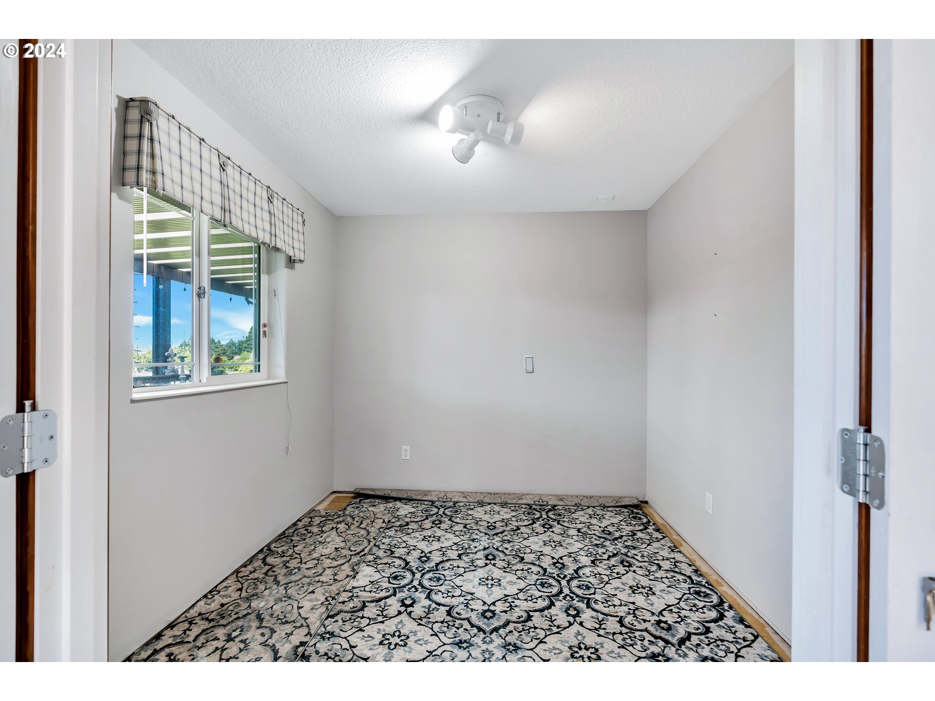 26400 Northeast 29th Avenue Ridgefield, WA 98642 - Photo 22 of 48 a view of an empty room with a window