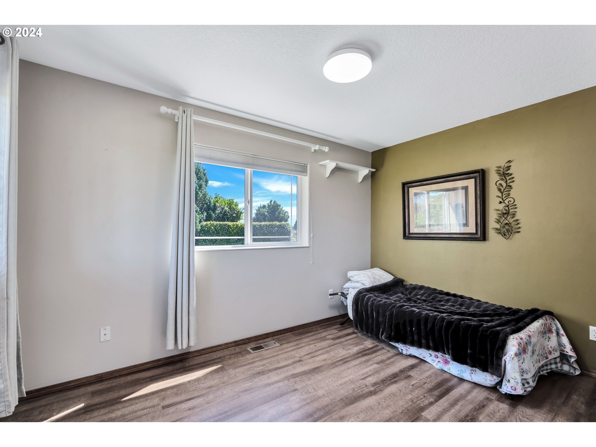 26400 Northeast 29th Avenue Ridgefield, WA 98642 - Photo 8 of 48 a bedroom with a bed and a window
