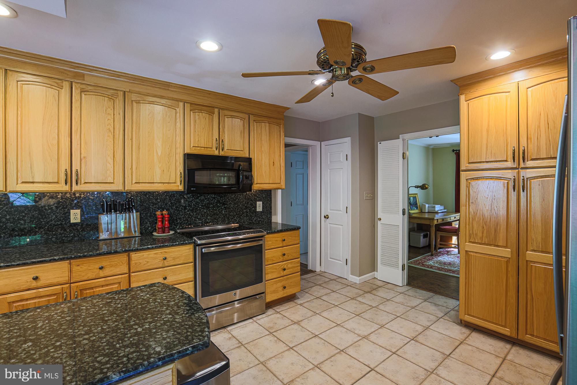 1516 Pinnacle Road Baltimore, MD 21286 - Photo 7 of 53 a kitchen with granite countertop stainless steel appliances a stove a refrigerator and cabinets