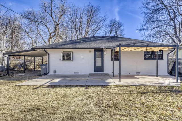 a house view with a outdoor space