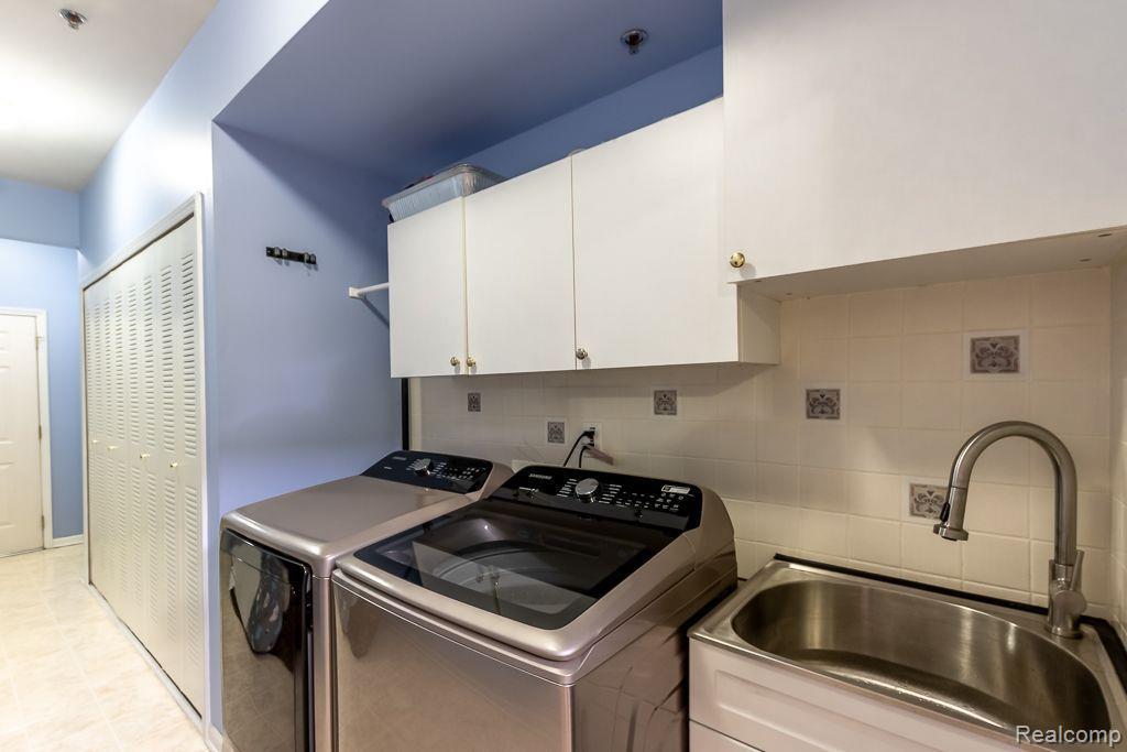 1723 Deepwood Circle Rochester, MI 48307 - Photo 18 of 20 Laundry