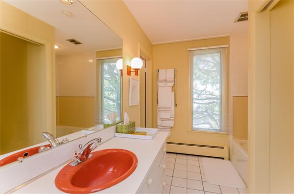 32 Crestwood Road Marblehead, MA 01945 - Photo 20 of 30 a bathroom with a tub sink and mirror