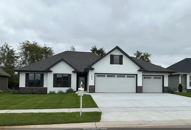 $489,900 | 1432 Crossroads Drive, De Pere, WI 54115