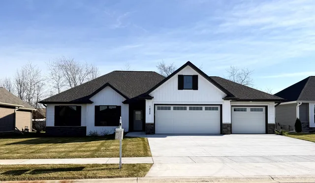 1432 Crossroads Drive, De Pere, WI 54115