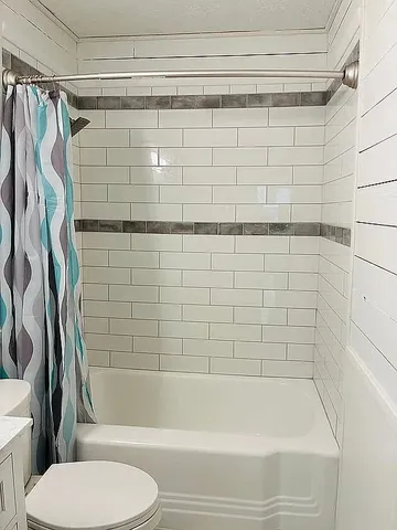 a view of entryway and kitchen