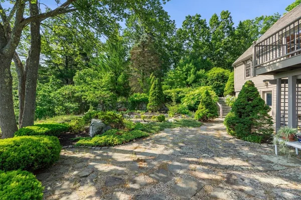 a view of a pathway of a house